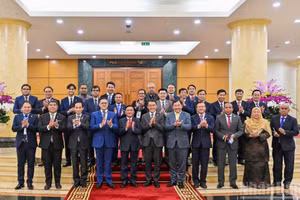 Thường trực Ban Bí thư Trần Cẩm Tú và Trưởng đoàn chính đảng các nước ASEAN cùng các đại biểu dự cuộc tiếp. (Ảnh: DUY LINH)