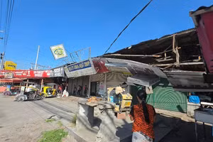 Một số căn nhà nhỏ không trụ được sau cơn địa chấn. (Ảnh: Tân Hoa Xã)