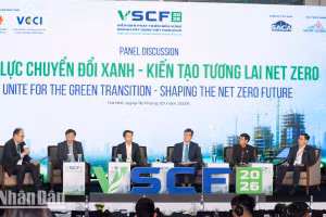 Phiên thảo luận "Hợp lực Chuyển đổi Xanh - Kiến tạo Tương lai Net Zero" diễn ra sôi nổi với sự tham gia của nhiều chuyên gia đến từ các công ty và doanh nghiệp trong nước. (Ảnh: MINH DUY)