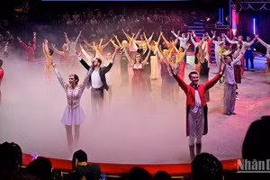 Không gian nghệ thuật với vải nhung đỏ và ánh đèn vàng rực rỡ. (Ảnh: MINH DUY)