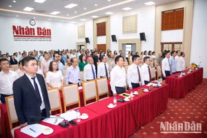 Đại biểu làm lễ chào cờ tại lễ mít-tinh kỷ niệm 101 năm ngày Báo chí Cách mạng Việt Nam. (Ảnh: MINH DUY)