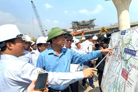 Bộ trưởng Xây dựng Trần Hồng Minh đi kiểm tra tiến độ dự án Vành đai 3 Thành phố Hồ Chí Minh, tại nút giao Tân Vạn (Ảnh: QUÝ HIỀN)
