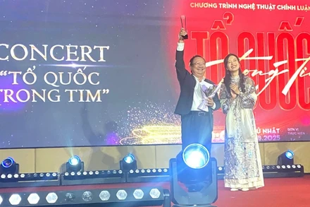 Tạp chí Đẹp đã vinh danh và trao giải cho concert "Tổ quốc trong tim" do Báo Nhân Dân phối hợp Ủy ban nhân dân thành phố Hà Nội tổ chức. (Ảnh: QUÝ HIỀN)