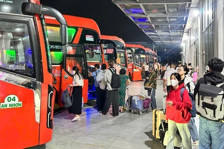 Hành khách tập trung đông đúc tại Bến xe Miền Đông mới rời thành phố về quê đón Tết sớm. (Ảnh: QUÝ HIỀN)