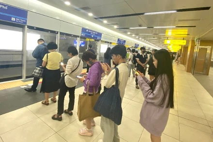Hành khách đi tuyến Metro số 1 Bến Thành-Suối Tiên. (Ảnh: QUÝ HIỀN)