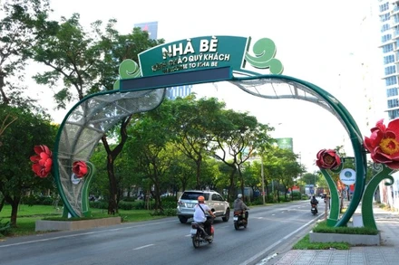 “Cổng chào xã Nhà Bè” lắp đặt trên tuyến đường Nguyễn Hữu Thọ. (Ảnh: THẾ ANH)