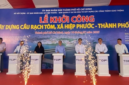 Chủ đầu tư và chính quyền địa phương bấm nút khởi công công trình cầu Rạch Tôm. (Ảnh: QUÝ HIỀN)