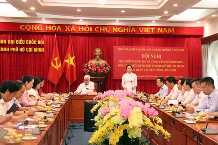 Đoàn đại biểu Quốc hội Thành phố Hồ Chí Minh trao đổi thông tin về công tác phối hợp giữa Đoàn đại biểu Quốc hội Thành phố Hồ Chí Minh với cơ quan truyền thông, báo chí. (Ảnh: QUÝ HIỀN)