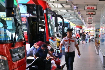 Xe khách giường nằm tại Bến xe Miền Tây. (Ảnh: QUÝ HIỀN)