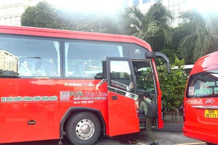 Xe đưa đón cán bộ đến Thành phố Hồ Chí Minh làm việc. (Ảnh: QUÝ HIỀN)