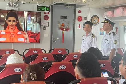 Hướng dẫn quy cách mặc áo phao trên tàu cao tốc Thành phố Hồ Chí Minh đi Vũng Tàu. (Ảnh: QUÝ HIỀN)