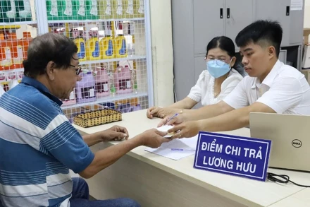 Chi trả lương hưu tại Thành phố Hồ Chí Minh. (Ảnh: QUÝ HIỀN)