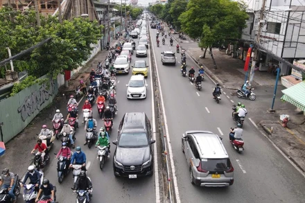 Thành phố Hồ Chí Minh thống nhất phương án mở rộng đường Nguyễn Tất Thành giúp giải tỏa ùn tắc tại cửa ngõ khu nam, tạo điều kiện đồng bộ hạ tầng ven sông Sài Gòn. (Ảnh: VÕ LÊ)