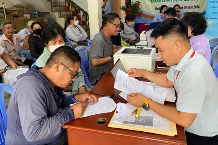 Chi trả bồi thường cho người dân thuộc dự án bờ bắc kênh Đôi. (Ảnh: THẾ ANH)