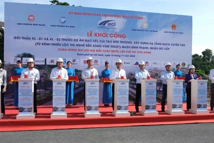 Khởi công hai gói thầu XL-01 và XL-02 thuộc Dự án cải tạo rạch Xuyên Tâm ngày 18/11. (Ảnh: HƯƠNG MỸ)