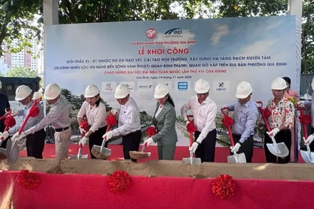 Lãnh đạo phường Gia Định và đại diện các đơn vị thực hiện nghi thức khởi công gói thầu XL-01 thuộc Dự án cải tạo rạch Xuyên Tâm. (Ảnh: VÕ LÊ)