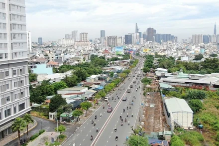 Cầu kênh Tẻ nối tuyến Trần Xuân Soạn và Nguyễn Hữu Thọ đang tổ chức thi công hệ thống đường gom. (Ảnh: QUÝ HIỀN)