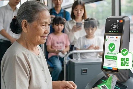Hành khách từ đủ 60 tuổi trở lên dùng căn cước công dân loại có mã QR hoặc tài khoản VNeID hợp lệ để nhận vé tự động. (Ảnh: Trung tâm Quản lý Giao thông công cộng)