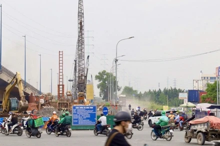 Công trình Nút giao An Phú thi công kéo dài, chiếm dụng mặt đường, gây bụi và cản trở giao thông đi lại (Ảnh: QUÝ HIỀN)