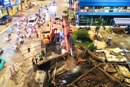 Công tác di dời và tái lập hạ tầng kỹ thuật trên toàn tuyến bao gồm hệ thống điện trung-hạ thế, cấp thoát nước... đang thực hiện khẩn trương để kịp khởi công tuyến Metro 2 giữa tháng 1/2026. (Ảnh: VÕ LÊ)