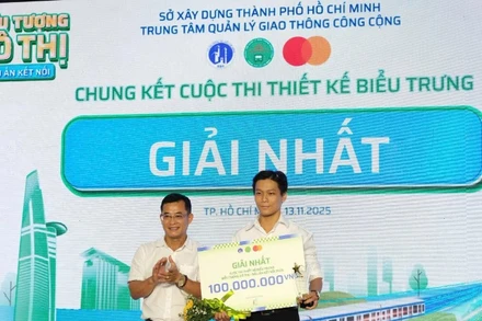 Thí sinh Lý Trần Thuận được trao giải Nhất cuộc thi thiết kế logo “Biểu tượng đô thị-Dấu ấn kết nối” trị giá 100 triệu đồng. (Ảnh: HƯƠNG MỸ)
