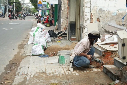 Người dân phường Vĩnh Hội bàn giao mặt bằng, sửa sang nhà ở chuẩn bị thi công Dự án cầu đường Nguyễn Khoái. (Ảnh: THẾ ANH)