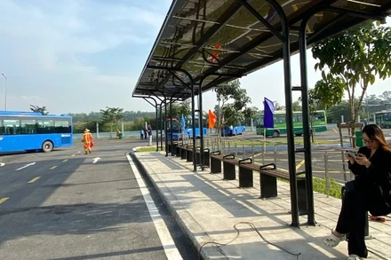 Bến xe buýt Lê Minh Xuân tại xã Bình Lợi (huyện Bình Chánh cũ) rộng 14.000m2, trang bị tiện nghi đầy đủ phục vụ hành khách đi xe buýt (Ảnh: QUÝ HIỀN)