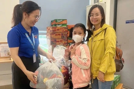 Người dân thành phố đã chuyển những món hàng cứu trợ gồm quần áo, nhu yếu phẩm tới các nhà ga của tuyến Metro số 1 sáng 22/11. (Ảnh: QUÝ HIỀN)