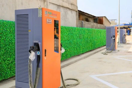 Một trạm sạc điện xe buýt do doanh nghiệp vận tải đầu tư. (Ảnh: VÕ LÊ)