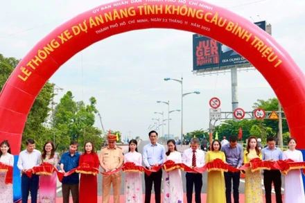 Sở Xây dựng Thành phố Hồ Chí Minh) tổ chức lễ thông xe cầu Bình Triệu 1 sau khi nâng tĩnh không cầu lên thành 7m. (Ảnh: VÕ LÊ)