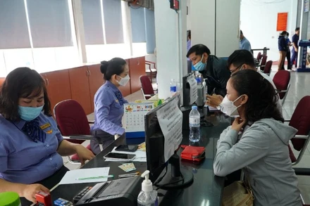 Hành khách mua vé tàu tại ga Sài Gòn. (Ảnh: QUÝ HIỀN)