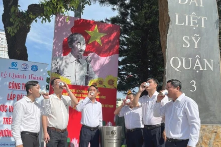 Công ty Cổ phần Cấp nước Bến Thành đưa vào sử dụng trụ nước uống nước tại vòi đặt tại Đài Liệt sĩ Quận 3, phường Xuân Hoà. (Ảnh: QUÝ HIỀN)