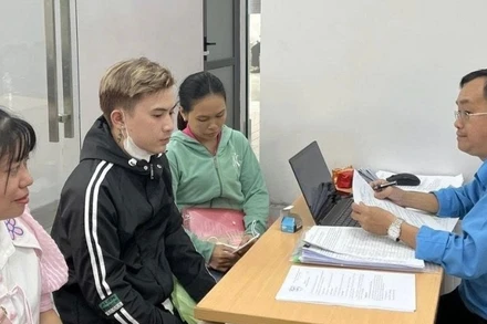 Trung tâm Tư vấn pháp luật - Liên đoàn Lao động Thành phố Hồ Chí Minh tư vấn người lao động đối với vụ việc nợ Bảo hiểm xã hội của Công ty TNHH Vinh Thông. (Ảnh: QUÝ HIỀN)