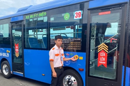 Xe buýt điện đi vào vận hành đánh dấu bước tiến quan trọng trong quá trình nâng cao chất lượng dịch vụ và phát triển giao thông công cộng tại Thành phố Hồ Chí Minh. (Ảnh: QUÝ HIỀN)