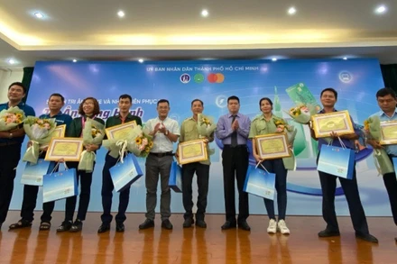 Sở Xây dựng Thành phố Hồ Chí Minh cùng Trung tâm Quản lý Giao thông công cộng vinh danh 30 cá nhân tiêu biểu là lái xe và nhân viên phục vụ xe buýt. (Ảnh: QUÝ HIỀN)