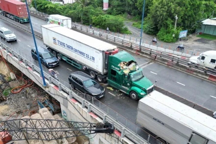 Sự cố sập cần cẩu công trình xây dựng nút giao thông Mỹ Thủy tại phường Cát Lái-Thạnh Mỹ Lợi, thành phố Thủ Đức. (Ảnh: THẾ ANH)