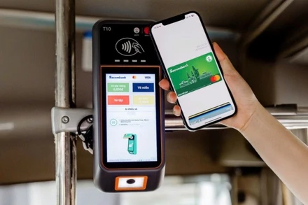 Thanh toán không dùng tiền mặt trên hệ thống xe buýt Thành phố Hồ Chí Minh. (Ảnh: QUÝ HIỀN)