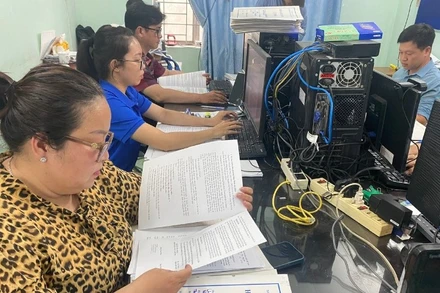 Ban bồi thường giải phóng mặt bằng thành phố Thủ Đức và phường Hiệp Bình tích cực giải quyết hồ sơ đền bù cho người dân thuộc Dự án BOT Quốc lộ 13, một trong 4 dự án BOT cửa ngõ. (Ảnh: QUÝ HIỀN)