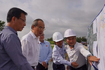 Đoàn Đại biểu Quốc hội Thành phố Hồ Chí Minh kiểm tra công trường dự án kênh Tham Lương-Bến Cát-rạch Nước Lên. (Ảnh: TÙNG ANH)