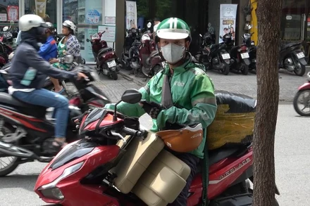 Tài xế xe công nghệ giao hàng là lực lượng tham gia lưu thông ngày càng phổ biến tại Thành phố Hồ Chí Minh. (Ảnh: TÙNG ANH)