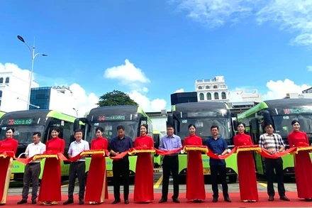 VinBus công bố chuyển đổi toàn bộ 169 xe buýt thuộc 9 tuyến gồm 32, 38, 45, 53, 64, 93, 127, 140, 148 tại Thành phố Hồ Chí Minh sang điện, sáng 27/2. (Ảnh: QUÝ HIỀN)