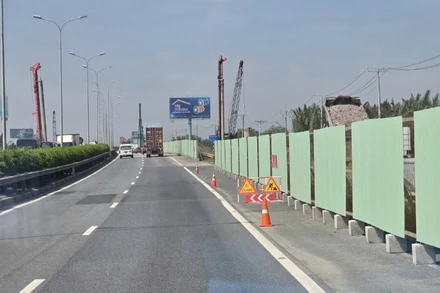 Công trình mở rộng cao tốc Thành phố Hồ Chí Minh-Long Thành-Dầu Giây gấp rút thi công, giúp kết nối hạ tầng giao thông từ Thành phố Hồ Chí Minh đến sân bay Long Thành (ảnh: QUÝ HIỀN)