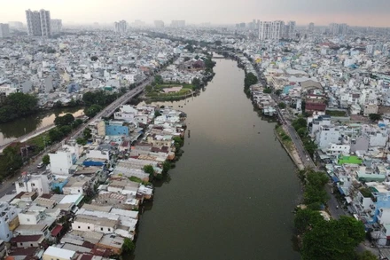 Thành phố Hồ Chí Minh ưu tiên nguồn vốn ngân sách để thực hiện dự án chỉnh trang, cải tạo bờ bắc kênh Đôi. (Ảnh: THẾ ANH)