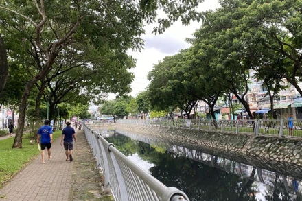 Tuyến kênh Hàng bàng, một tuyến kênh ô nhiễm đang được thành phố nạo vét, cải tạo. (Ảnh: QUÝ HIỀN)