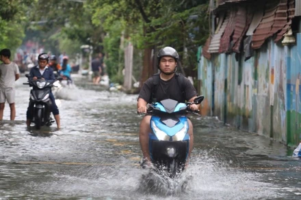 Người dân vất vả sống chung với triều cường khu vực bán đảo Thanh Đa, phường Bình Quới. (Ảnh: THẾ ANH)
