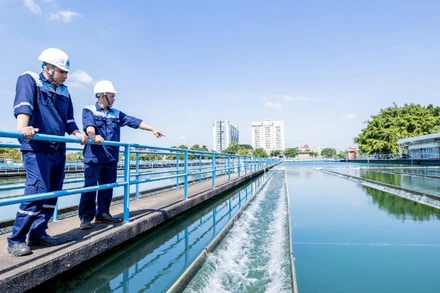 Kiểm tra chất lượng nguồn nước thô tại Nhà máy nước Thủ Đức. (Ảnh: QUÝ HIỀN)