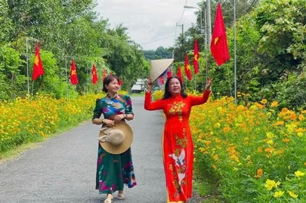Những "đường hoa tự quản" mang lại sạch đẹp cho khu dân cư, lan tỏa thông điệp sống xanh-sạch-đẹp đến cộng đồng trên địa bàn xã Nhuận Đức (ảnh: QUÝ HIỀN)