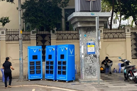 Tủ đổi pin được triển khai lắp đặt trên vỉa hè ở khu vực trung tâm thành phố (ảnh: QUÝ HIỀN)