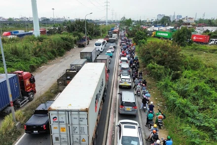 Sáng 11/2 (24 tháng chạp), cửa ngõ phía đông Thành phố Hồ Chí Minh ùn ứ nghiêm trọng vì người dân bắt đầu về quê đón Tết Bính Ngọ. (Ảnh: VÕ LÊ)