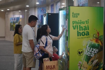 Hành khách đi metro rất khó khăn khi tìm các địa điểm có dịch vụ ăn uống, giải trí đi kèm. (Ảnh: THẾ ANH)